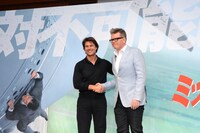 固い握手を交わすトム・クルーズとクリストファー・マッカリー。