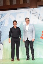 左からトム・クルーズ、クリストファー・マッカリー。