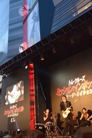 MIYAVIのパフォーマンスの様子。