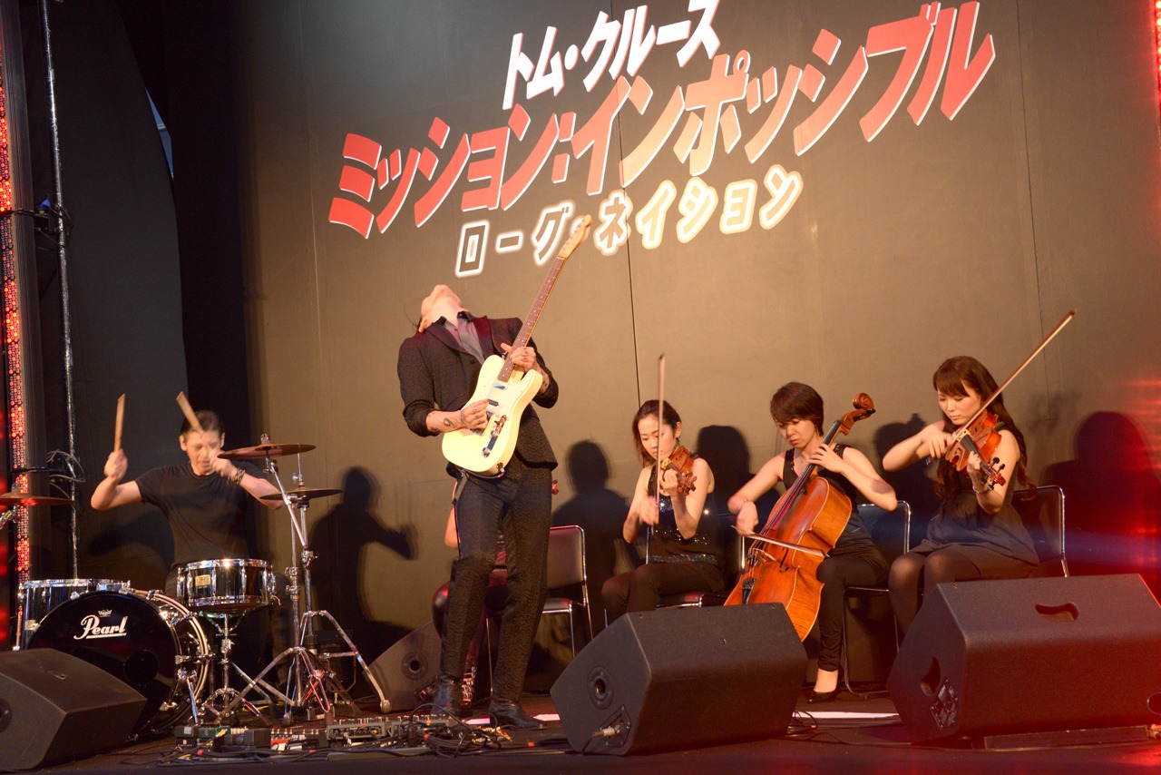 MIYAVIのパフォーマンスの様子。