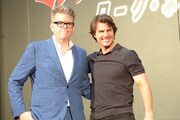 左からクリストファー・マッカリー、トム・クルーズ。