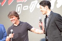 左からトム・クルーズ、MIYAVI。