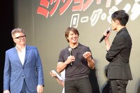 左からクリストファー・マッカリー、トム・クルーズ、MIYAVI。