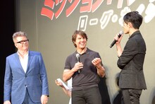 左からクリストファー・マッカリー監督、MIYAVI、トム・クルーズ。