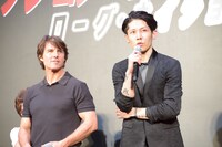 左からトム・クルーズ、MIYAVI。