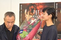 ホウ・シャオシェン（左）に花束を贈呈する忽那汐里（右）。
