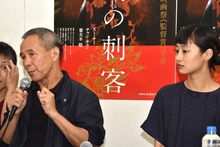 左からホウ・シャオシェン、忽那汐里。