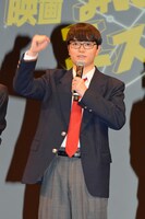 主人公の嘉郎風に三河弁で挨拶する染谷将太。