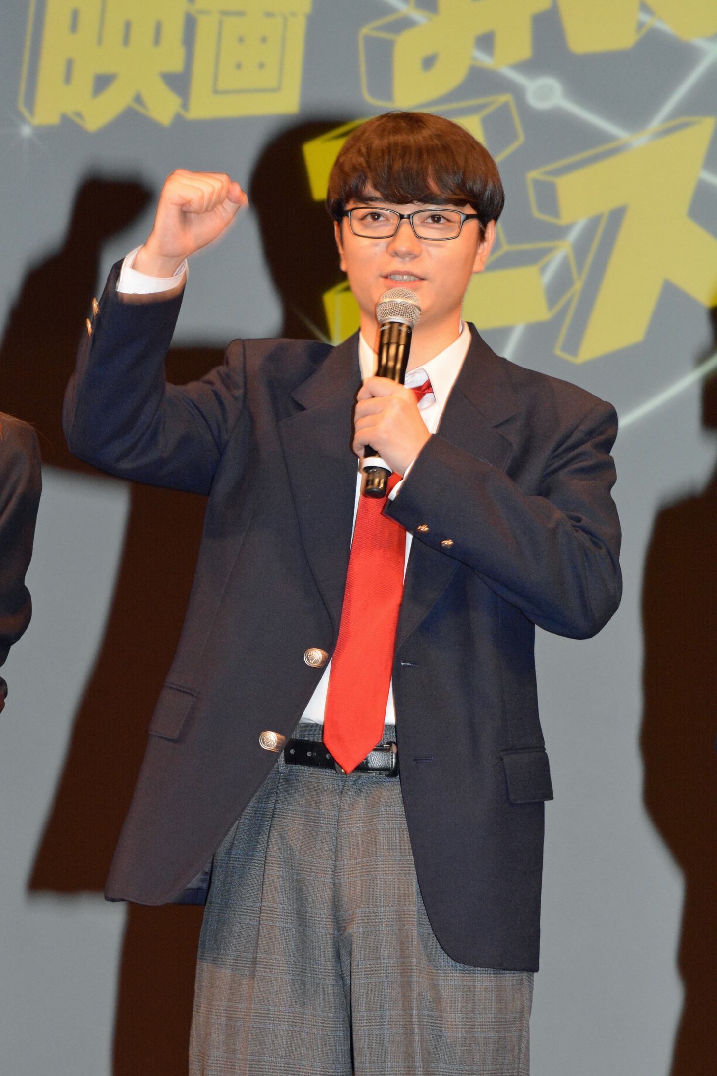 主人公の嘉郎ふうに三河弁で挨拶する染谷将太。