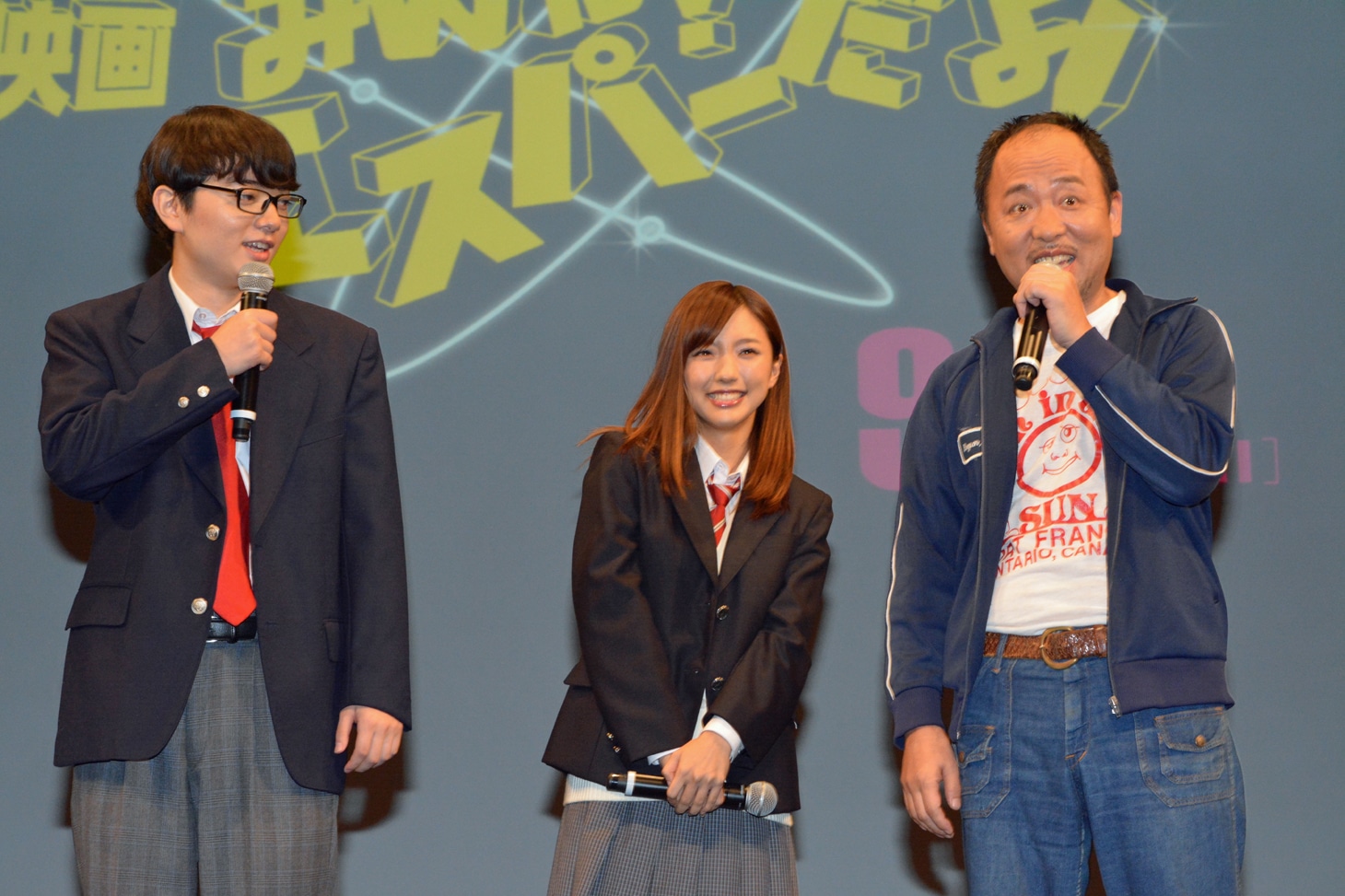 劇中で演じた輝光になりきり「どすげーエロい女がいっぱいいるに」と挨拶し、染谷将太に呆れられるマキタスポーツ（右）。