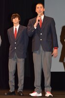 左から柾木玲弥、深水元基。