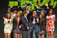 「映画 みんな！エスパーだよ！」完成披露試写会にて、腰を振るマキタスポーツに観客の目を集めようとするキャストたち。
