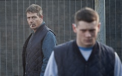 少年受刑者が看守や囚人に殴りかかる 名もなき塀の中の王 予告編 映画ナタリー 少年受刑者が看守や囚人に殴りかかる 名もなき塀の中の王 予告編 映画ナタリー