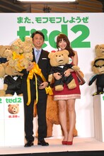 「テッド2」日本語吹替公開アフレコイベントにて、有吉弘行とAKB48の小嶋陽菜。