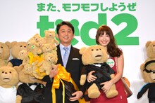 「テッド2」日本語吹替公開アフレコイベントにて、有吉弘行とAKB48の小嶋陽菜。