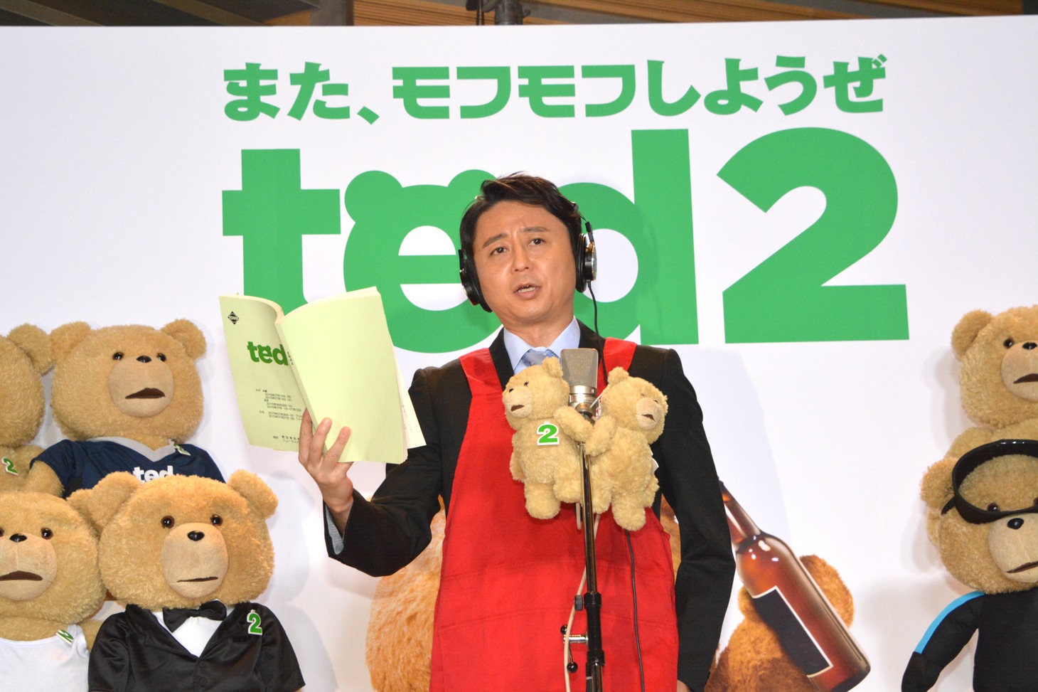 「テッド2」のアフレコで真剣な表情を見せる有吉弘行。