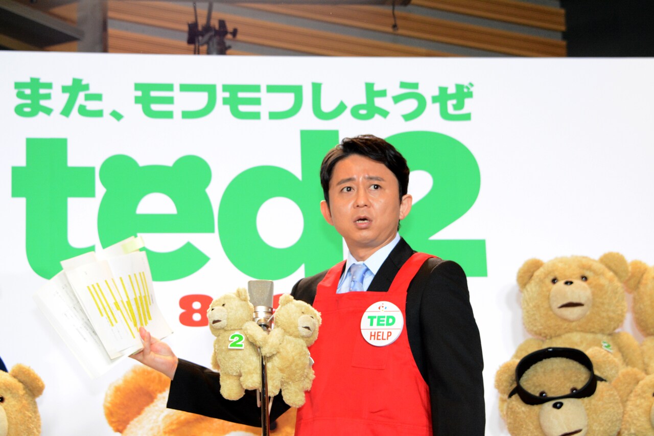 「テッド2」のアフレコ前に、“俳優っぽく”見えるよう顔の角度を調整する有吉弘行。