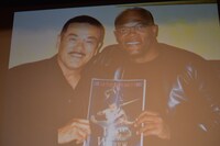 スクリーンに映し出された、千葉真一とサミュエル・L・ジャクソンの2ショット写真。