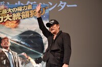 カメラに手を振る千葉真一。