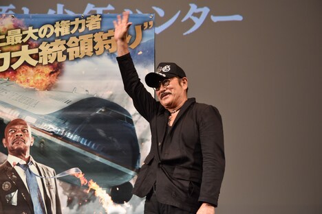 カメラに手を振る千葉真一。