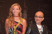 左から土屋アンナ、竹中直人。