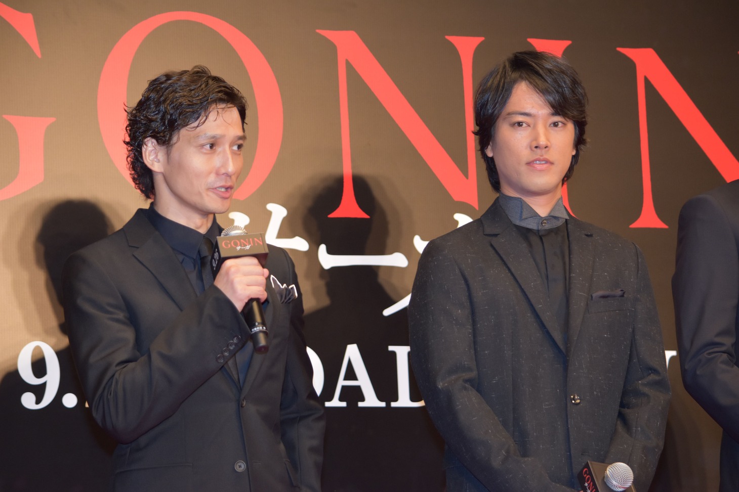 共演者と仲良くしたかったが、悪い役なので厳しくせざるを得なかったと話す安藤政信と、桐谷健太。
