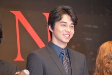 初めてのガンアクションで薬莢が飛んだ瞬間に目をつぶってしまったことを照れる東出昌大。