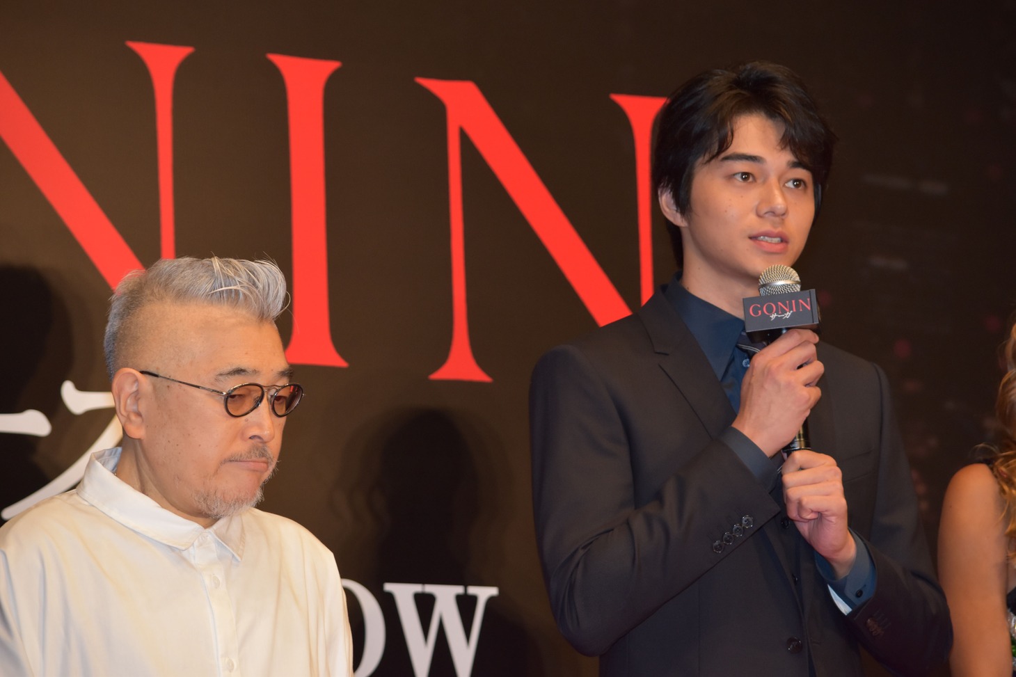 左から石井隆、東出昌大。