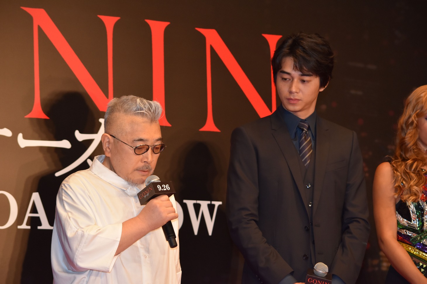 左から石井隆、東出昌大。