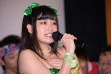 “けろリズム”パフォーマンス中の冨手麻妙。