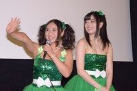 一緒にパフォーマンスをしてくれたオタクたちを見送る紗綾と冨手麻妙。