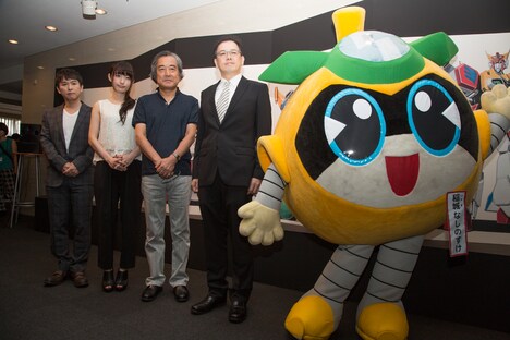 「メカニックデザイナー 大河原邦男展」プレス内覧会の様子。左から保志総一朗、小松未可子、大河原邦男、五十嵐浩司、大河原がデザインした稲城市のイメージキャラクター、稲城なしのすけ。