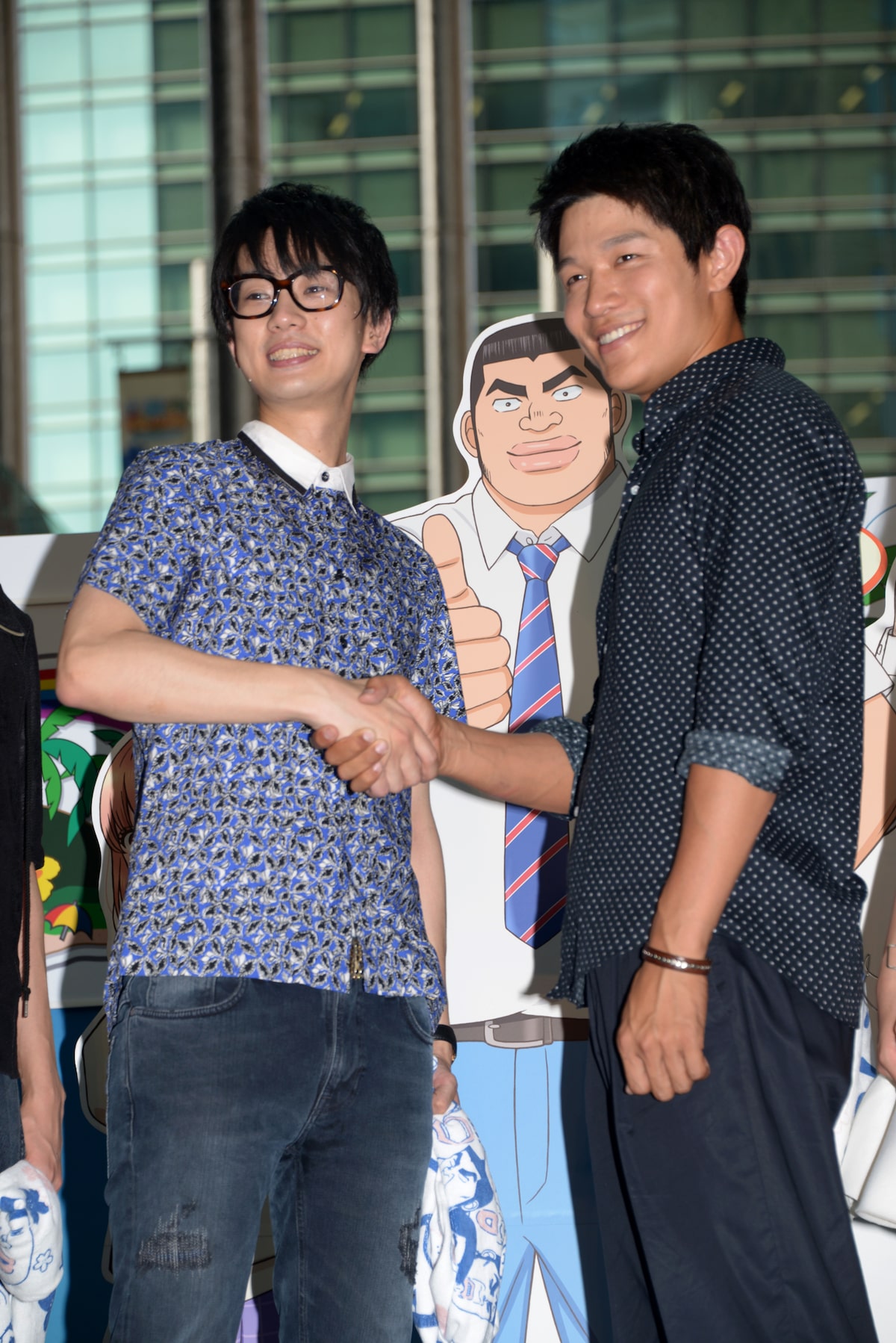 江口拓也（左）と鈴木亮平。 [画像ギャラリー 2/16] - コミックナタリー