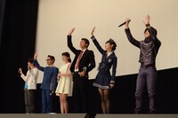 初日舞台挨拶の様子。