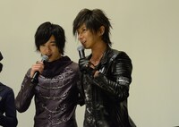 結託する上遠野太洸と松岡充。