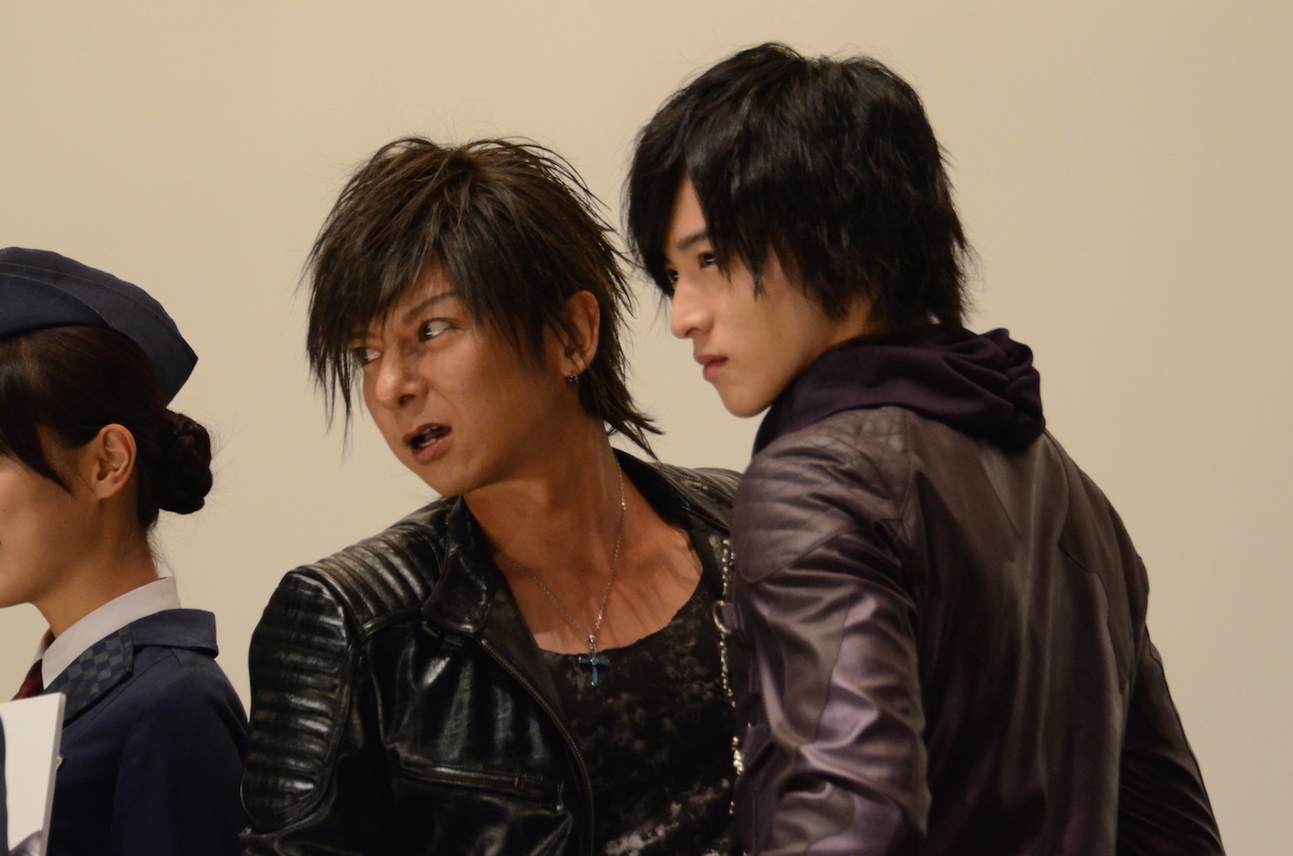フォトセッションでなぜか凄んでみせる松岡充と上遠野太洸。