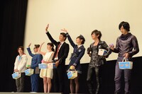 客席にボールを投げ込むキャストたち。