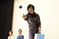 客席にボールを投げ込む上遠野。