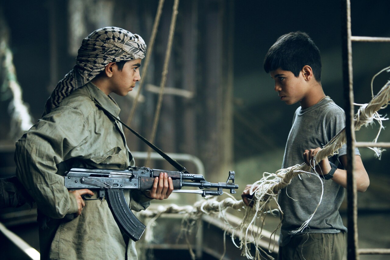 イラン映画「ボーダレス ぼくの船の国境線」予告編、言葉越えた少年たちの交流描く