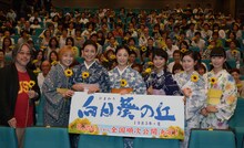 「向日葵の丘　1983年・夏」舞台挨拶の様子。監督の太田隆文とキャストたち。