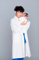 鴻鳥サクラ役の綾野剛。(c)TBS