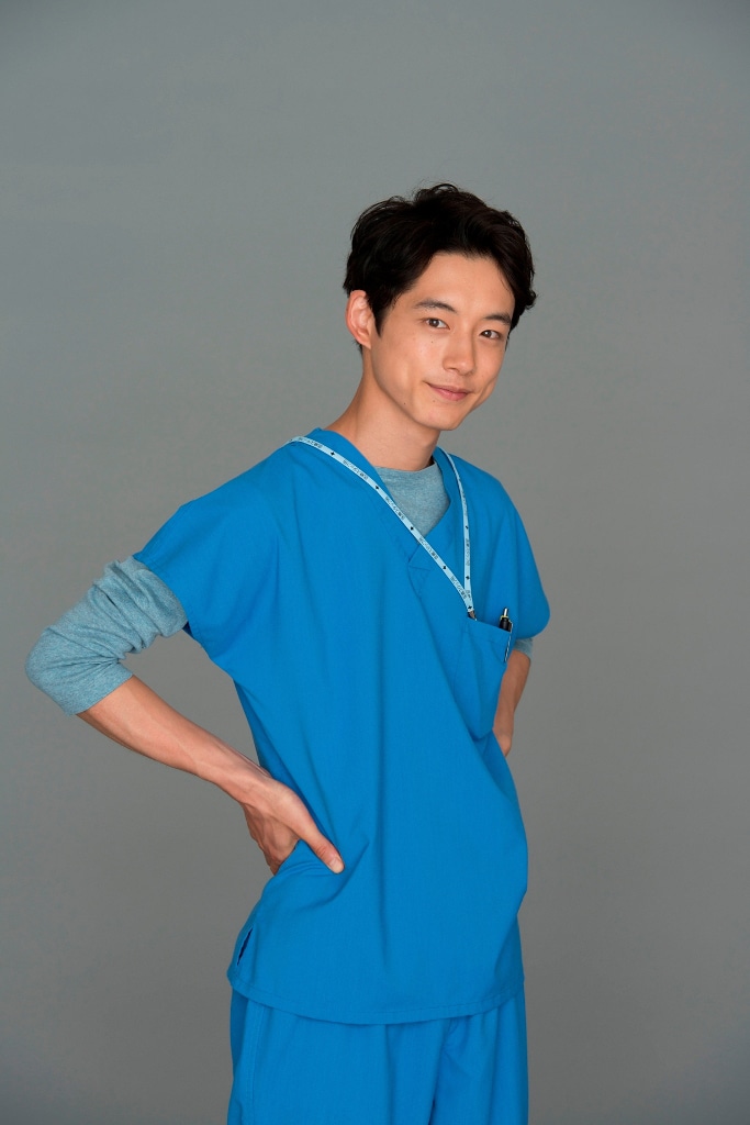 新生児科の医師、白川領役の坂口健太郎。(c)TBS