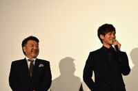 左から原田眞人、松坂桃李。