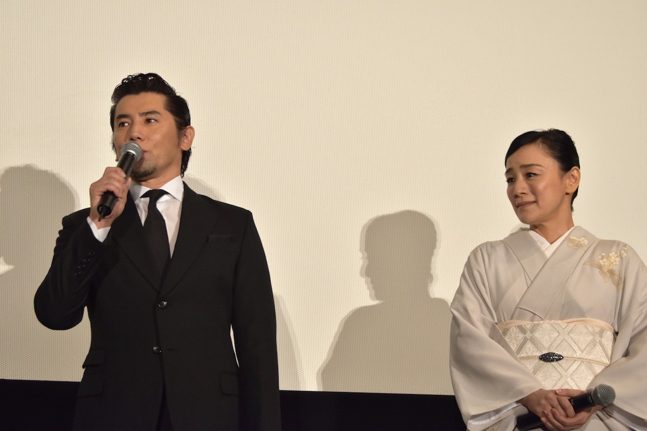 左から本木雅弘、神野三鈴。