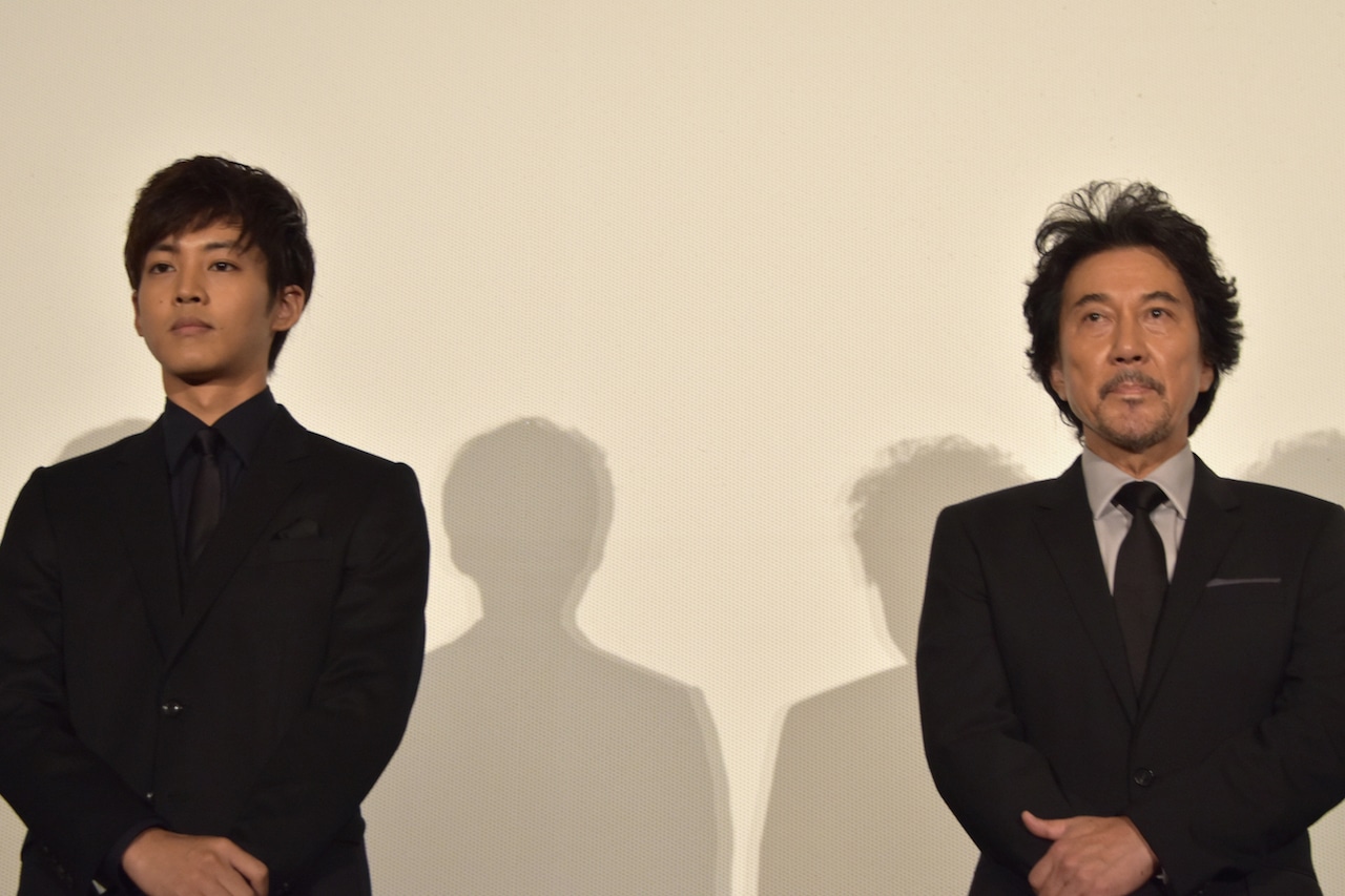 左から松坂桃李、役所広司。