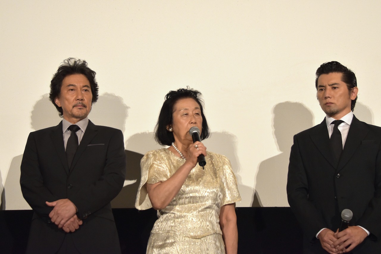 左から役所広司、鈴木道子氏、本木雅弘。