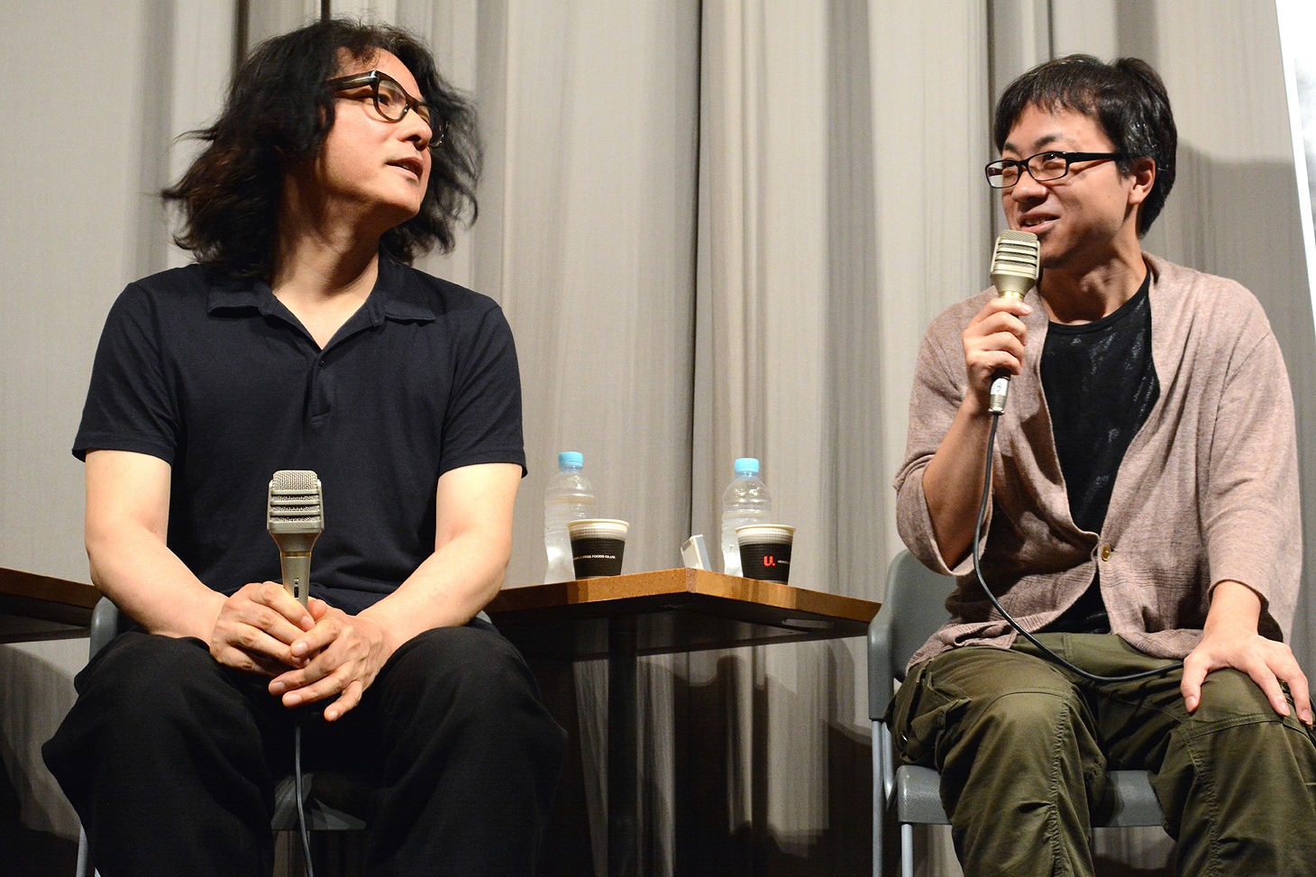 「新文芸坐×アニメスタイル セレクションVol.71 映像の詩人・岩井俊二と新海誠」の様子。左から岩井俊二、新海誠。
