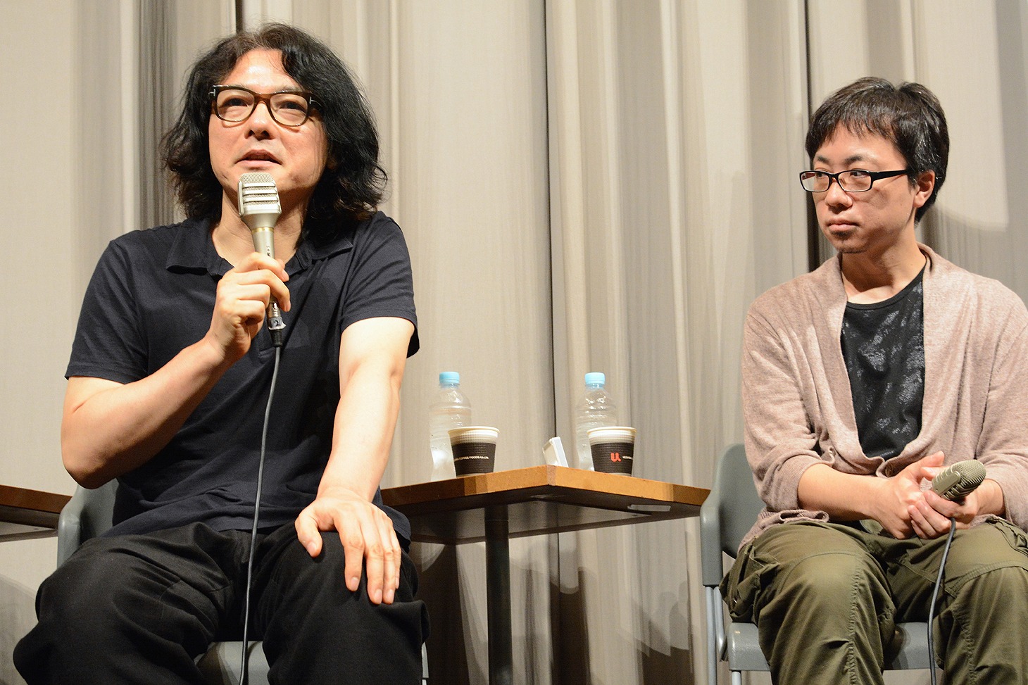 「新文芸坐×アニメスタイル セレクションVol.71 映像の詩人・岩井俊二と新海誠」の様子。左から岩井俊二、新海誠。