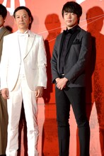 左から板尾創路、ウーマンラッシュアワー村本大輔。