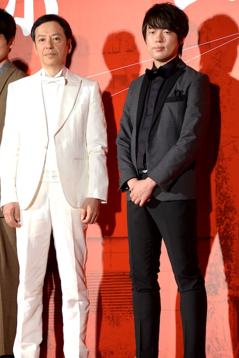 左から板尾創路、ウーマンラッシュアワー村本大輔。